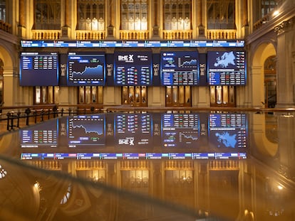 Paneles del Ibex en el Palacio de la Bolsa de Madrid, el 9 de enero de 2024, en Madrid, España.